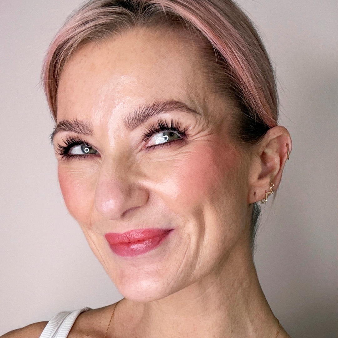 Creamy-Blush_Winter-Rose_Model_1080x1080