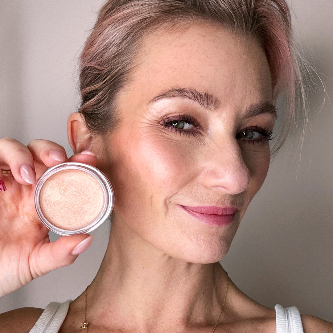 Creamy-Highlight_Golded-Dust__Model_1080x1080