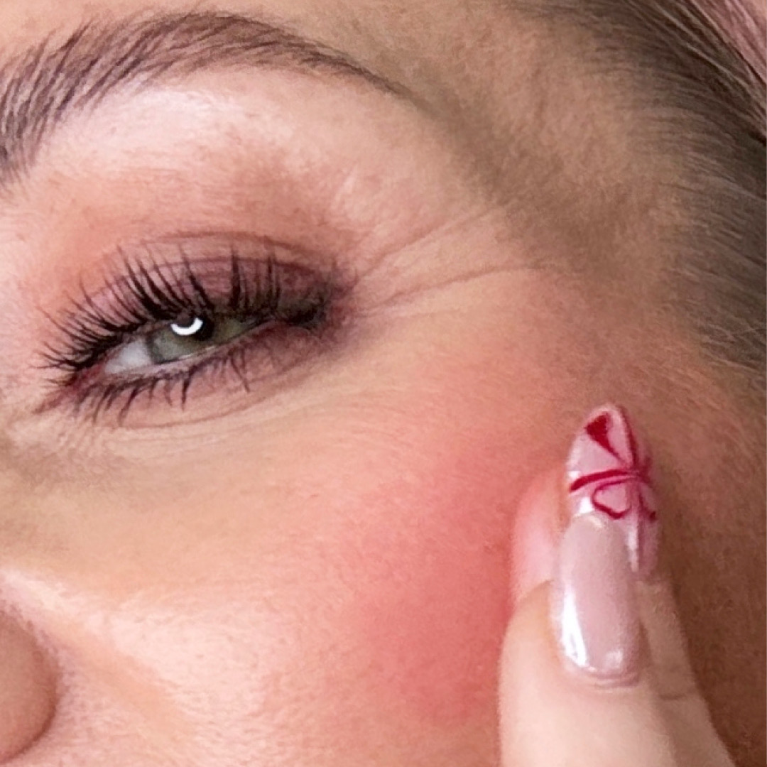 Creamy_Blush_Apple-Peach_Model_02_1080x1080