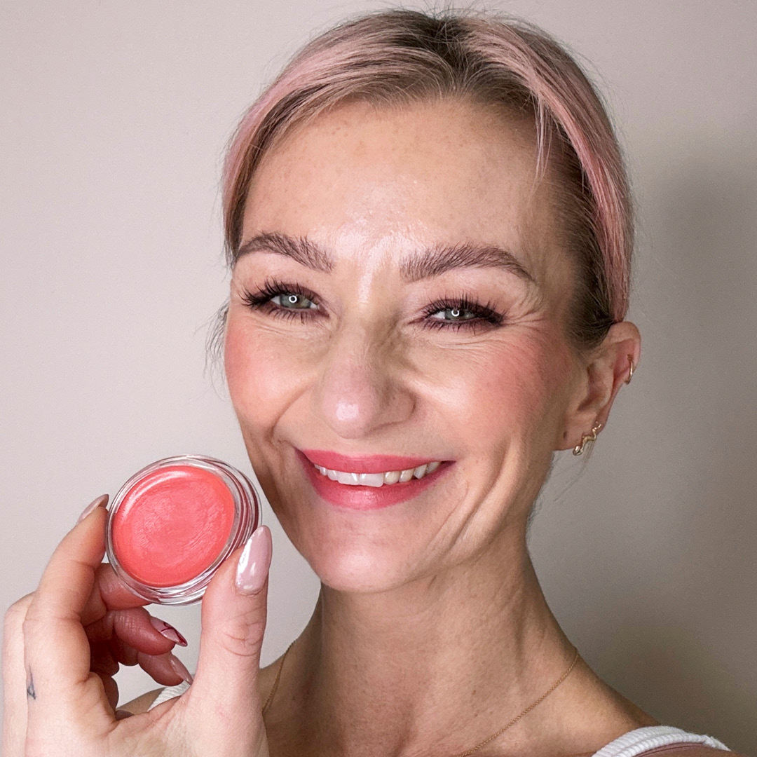 Creamy_Blush_Apple-Peach_Model_1080x1080